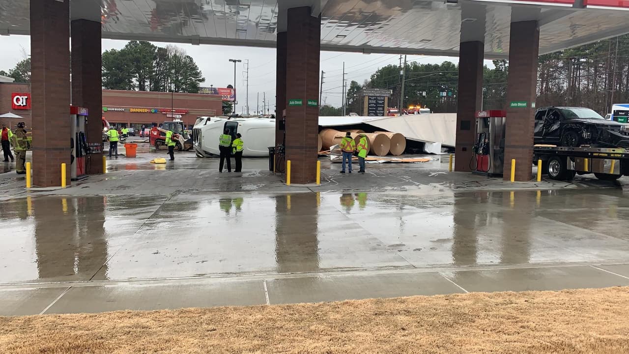 Varios vehículos resultaron dañados, algunos severamente, este jueves por la mañana luego de que un camión de carga que se vio involucrado en una colisión de tráfico perdió el control y se volcó sobre el estacionamiento de una gasolinera en la esquina de Jimmy Carter Boulevard y Brook Hollow Parkway, en Norcross. La Patrulla de Caminos de Georgia (GSP) dijo que desconocía si había personas lesionadas o cuántas.