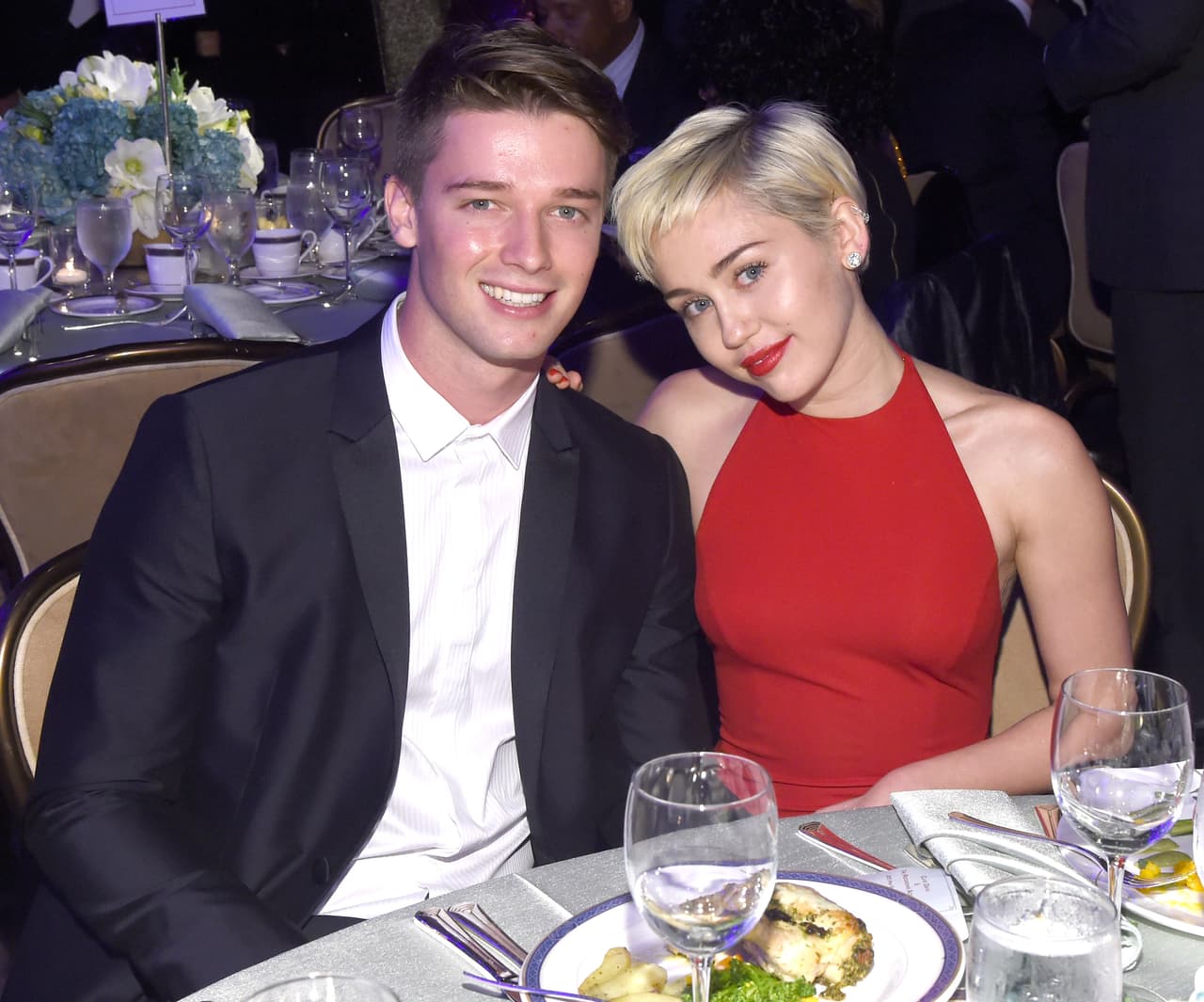 Otra parejita que se dijo adiós en 2015 fue la que conformaron Miley Cyrus y Patrick Schwarzenegger, quienes tuvieron un romance fugaz pero caótico.