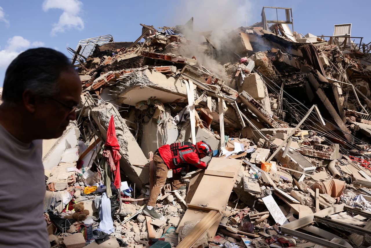 Juan Carlos Gómez, bombero de Caracas, busca a su hermana, Katiuska Hernández, y a su sobrino, Brett Roude, entre los escombros de un edificio, tras los terremotos que azotaron el país, en La Guaira, Venezuela, el 25 de junio de 2026.