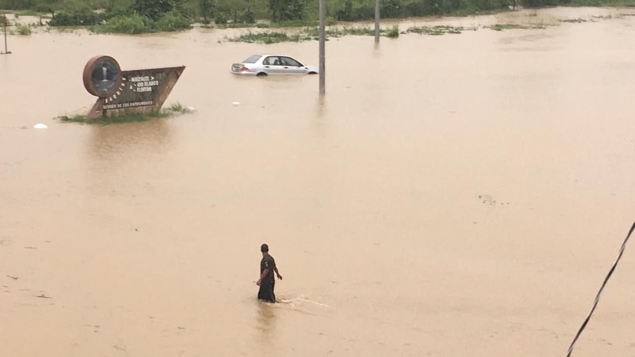 Las autoridades exhortaron a los ciudadanos a transitar con precaución y a no cruzar carreteras inundadas.
