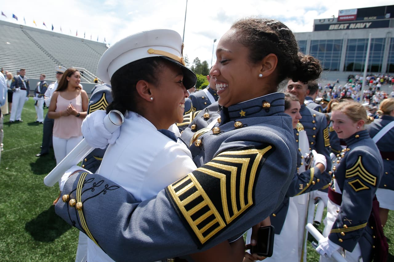 West Point gradúa a la promoción con más mujeres negras de su historia