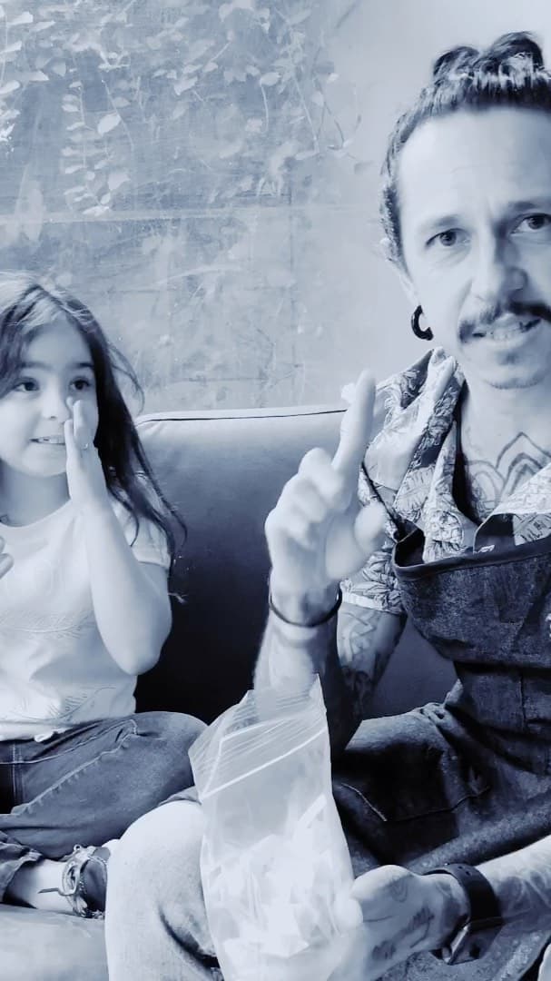 Además de darles dinero, el cantante de 23 años invitó a sus tatuadores al concierto que brindó la noche del mismo 22 de mayo en el Estadio Nacional, en San José, Costa Rica.
<br>