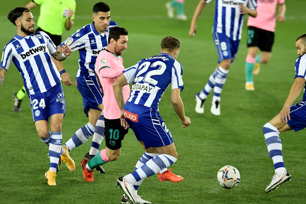 Piqué y Neto protagonizaron una gran pifia que terminó en gol de los locales; el francés marcó gol del empate en el Mendizorroza. Luis Rioja (31’) aprovechó un tremendo error de la zaga blaugrana para abrir el marcador. Griezmann (63’) emparejó los cartones.
