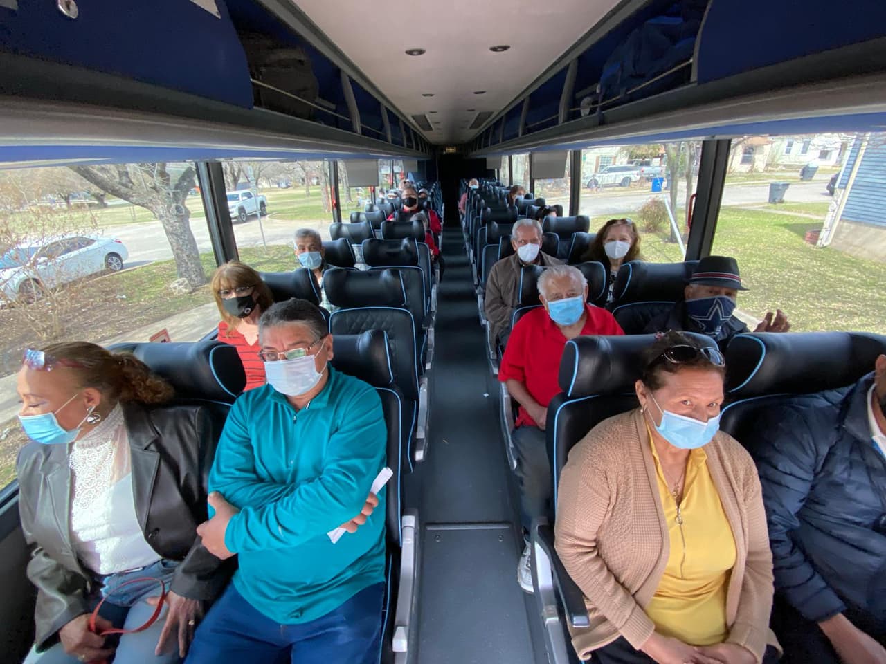 RideShare2Vaccinate dice en su página que, para evitar contagios, el usuario debe usar tapaboca, desinfectante de mano, ir en el asiento trasero y tener en todo momento las ventanas abiertas para permitir que el aire circule.