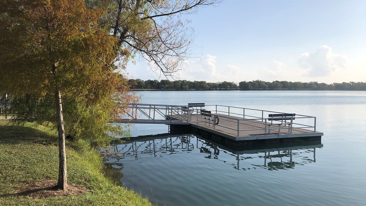 Para más información sobre el lago Friendswood, puede visitar su
<a href="https://www.ci.friendswood.tx.us/482/Lake-Friendswood-Park" target="_blank">página web</a> o llamar al 281-996-3220.