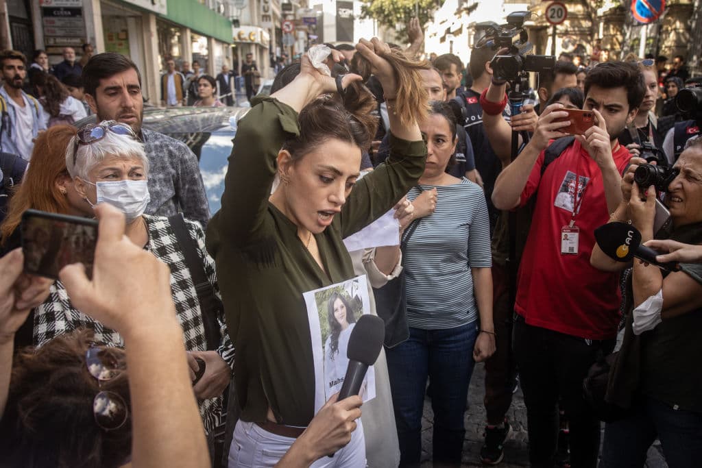 Unas de las imágenes más impactantes, al menos más cargadas de simbolismo, ha sido la de las mujeres que no solo se han quitado el velo o hijab sino que incluso se han cortado el pelo.