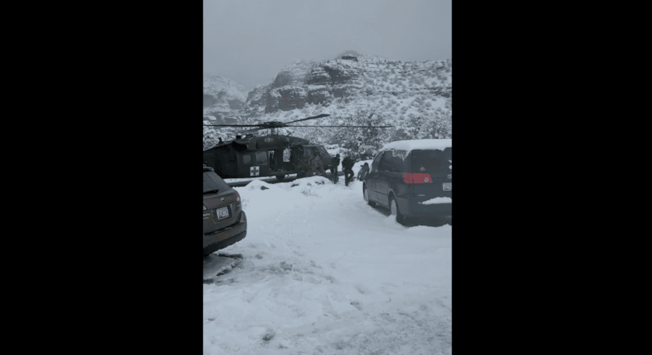 Los tres excursionistas estaban varados en medio de la nieve que seguía cayendo en la zona.
<br>