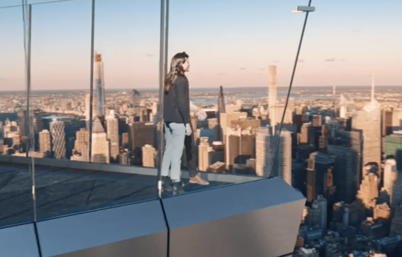 A su vez, toda la plataforma está bordeada por 3,000 pies cuadrados de paredes de vidrio divididas en 79 paneles. Cada panel tiene 9 pies de alto y pesa 1,200 libras.
<br>