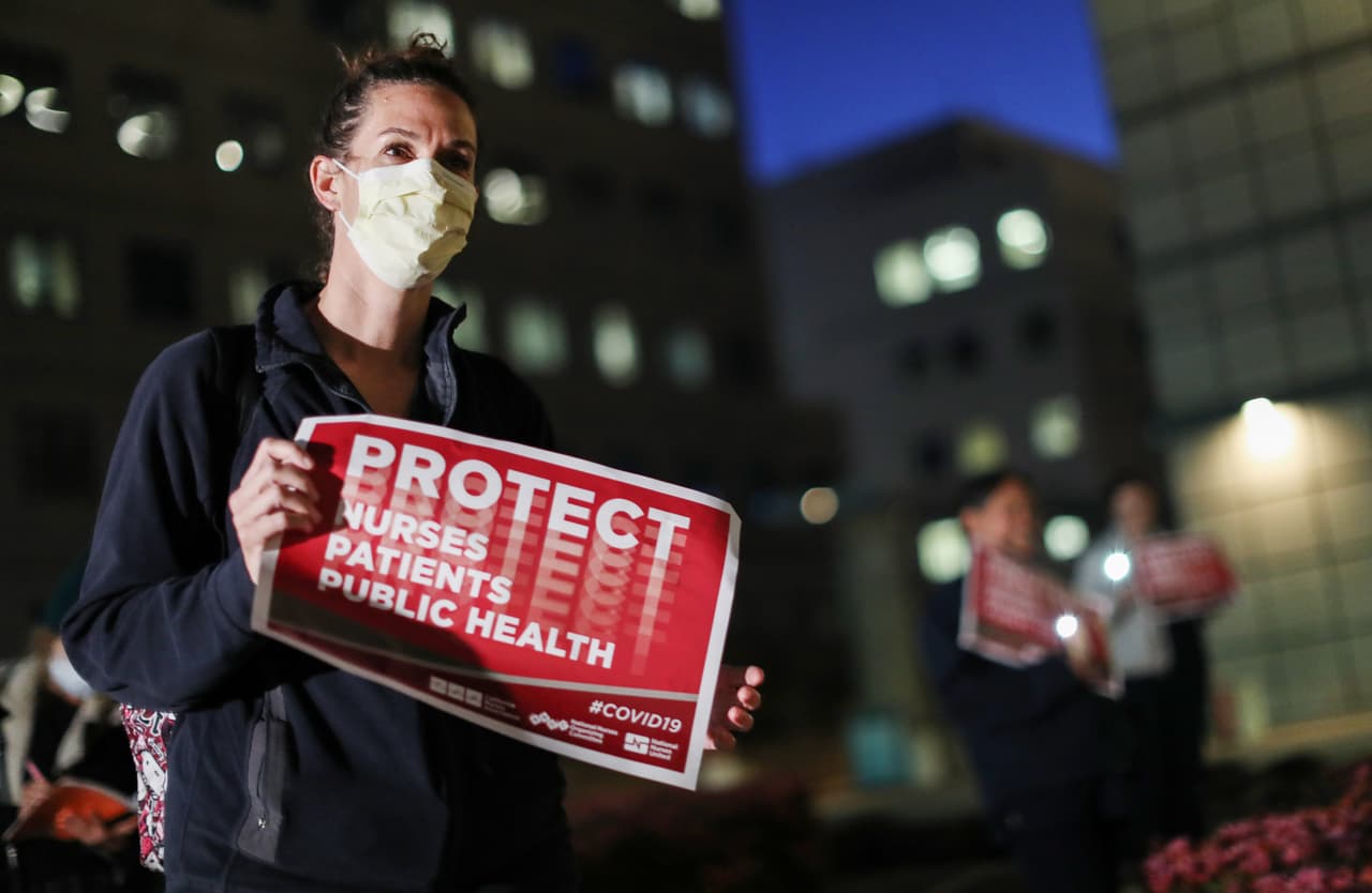 Un grupo de enfermeras y personal de apoyo participó la noche de este lunes en una vigilia frente al UCLA Ronald Reagan Medical Center, en Los Ángeles para pedir apoyo ante la severa crisis del coronavirus.
