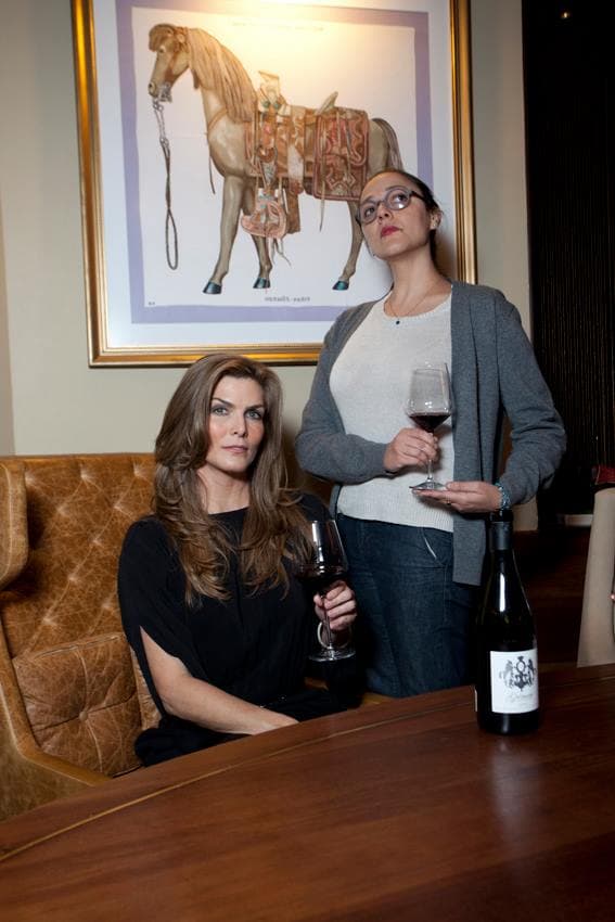 La serie completa está
<b><a href="https://www.facebook.com/chispita.brown/media_set?set=a.10150940661745224.770338.508400223&type=3">en las redes sociales de la fotógrafa</a></b>, aderezada con sus comentarios. "¿Después de esta foto con Montserrat Olivier ya puedo ser una niña bien?" escribió sobre esta toma.