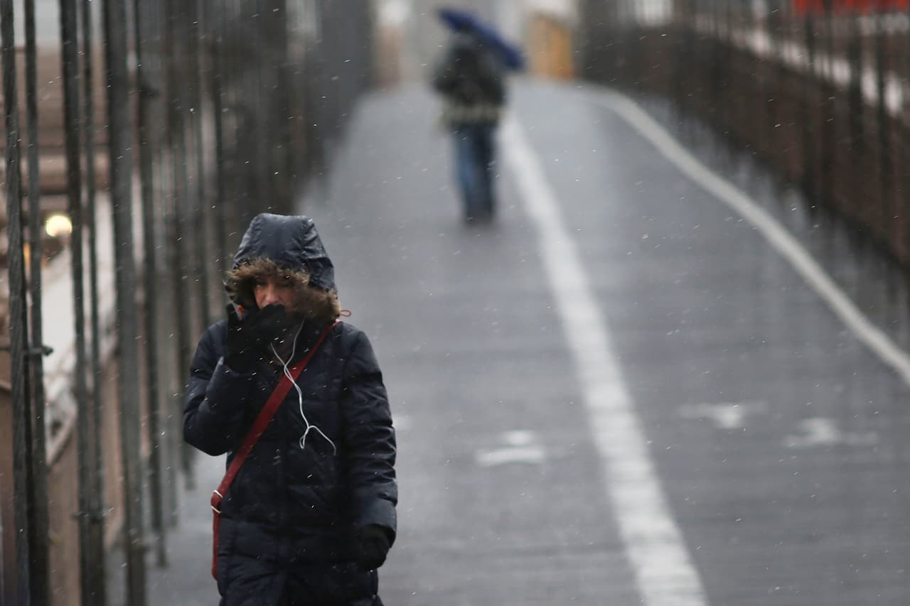 De acuerdo con el Servicio Nacional de Meteorología, cuando está en o por debajo del punto de congelación (32 ° F ) es posible que haya nieve, lluvia helada, llovizna helada y aguanieve.