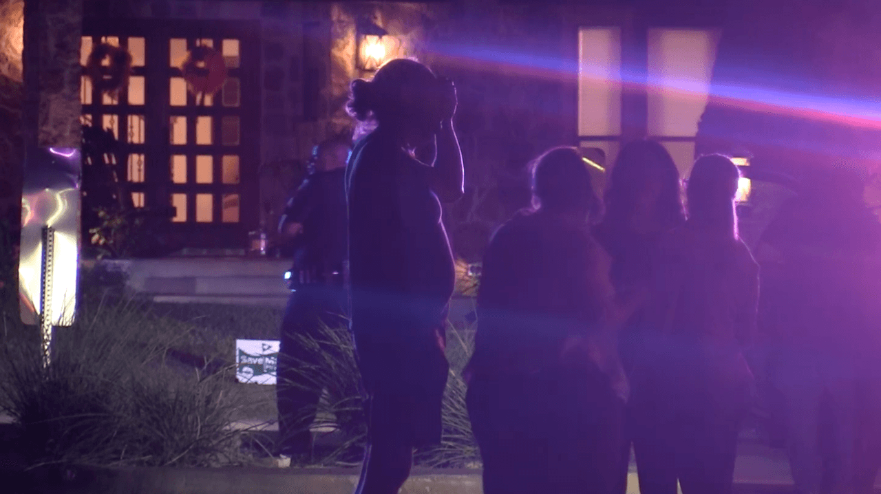 Dos niños en la escena no resultaron heridos y están al cuidado de familiares directos.