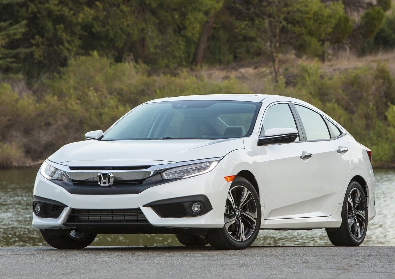 6.
<b>Honda Civic</b>.
<br>
<br>El compacto de Honda ha sido uno de los autos favoritos del público estadounidense y actualmente es el compacto más vendido del país. Su gran variedad de estilos, versiones y opciones que ofrece o convierten en una de las líneas de automóviles más versátiles que existen hoy en día.