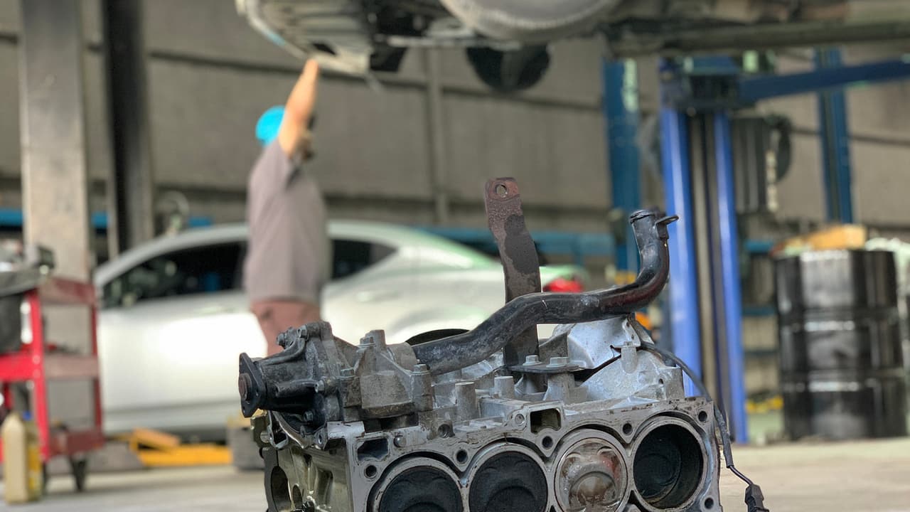 Checa los niveles del aceite de
<a href="https://www.univision.com/local/houston-kxln/porque-ladrones-roban-catalizadores-fotos">tu coche</a> con la varilla que tiene una agarradera de color amarillo o naranja. En caso de estar bajo, deberás de rellenar solo hasta la marca indicada.