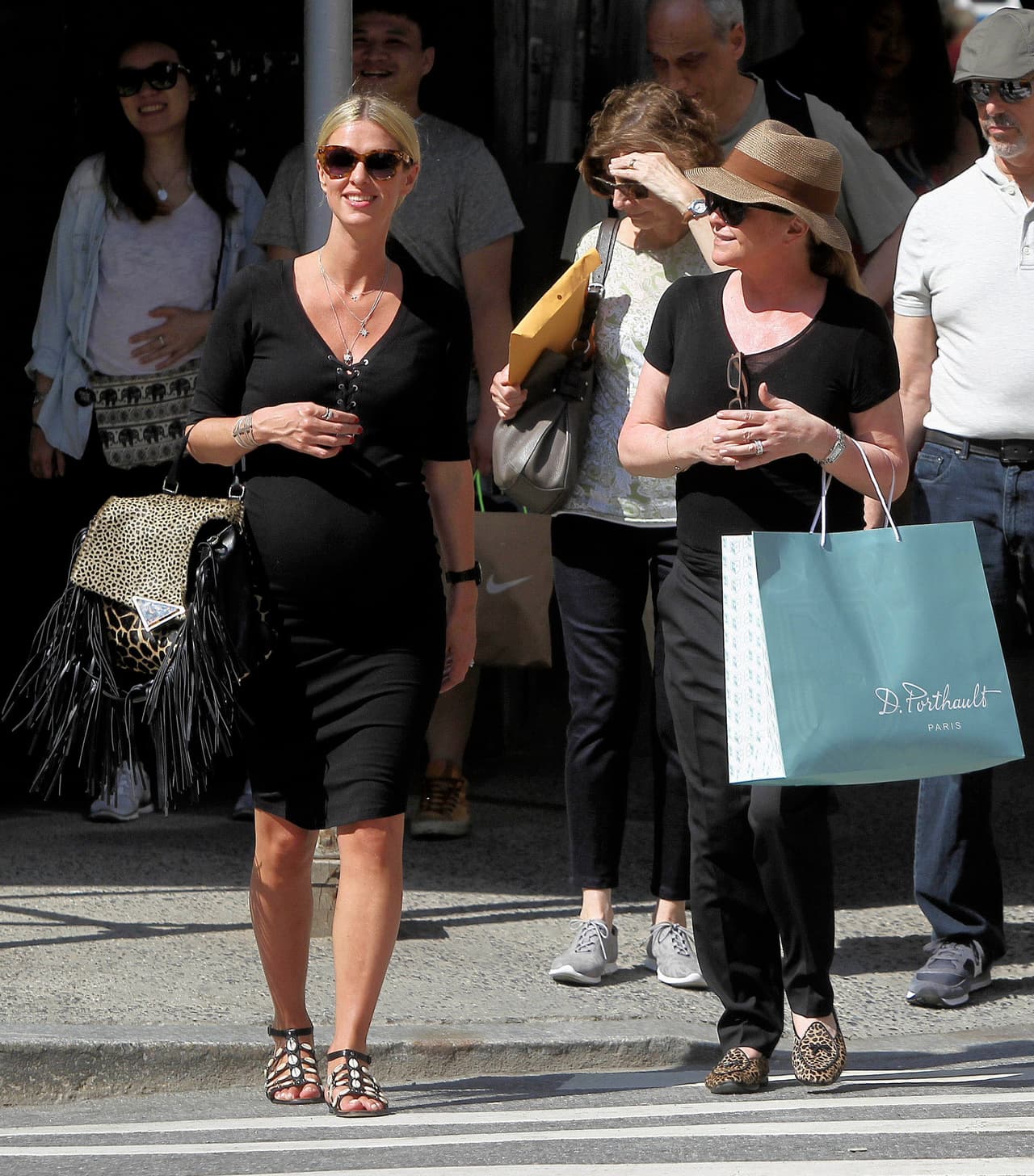 Las dos bien coordinaditas de negro.