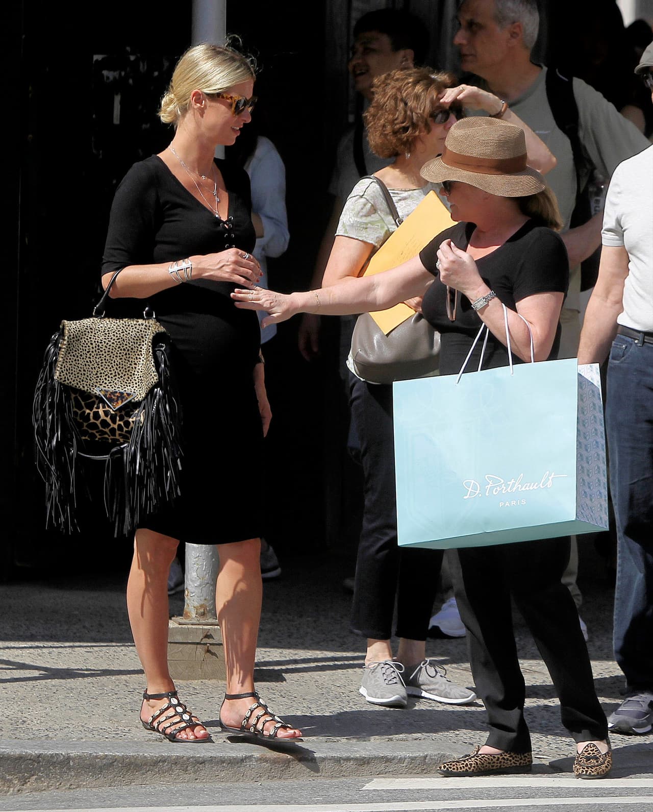 Y la orgullosa abuela aprovechó para tocarle la pancita.