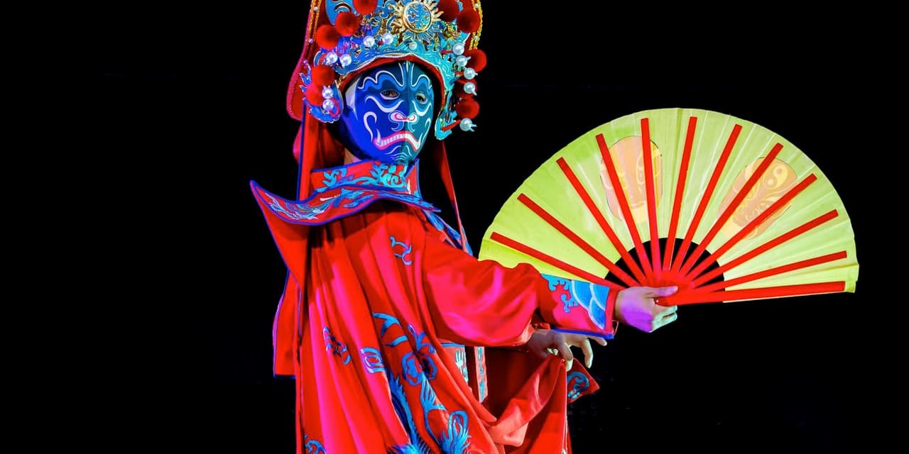 El evento también ofrece presentaciones musicales y danzas tradicionales del país oriental.