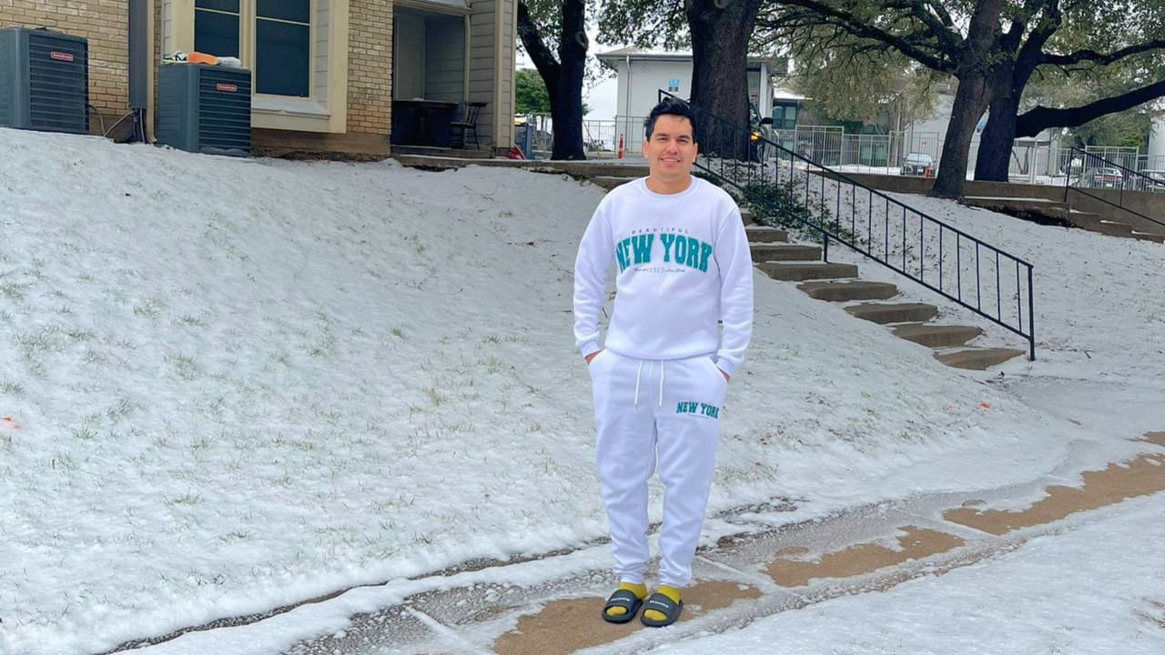 Gabriel posa frente al edificio donde vivía junto a Joana, durante una nevada, hace tan solo unos meses.