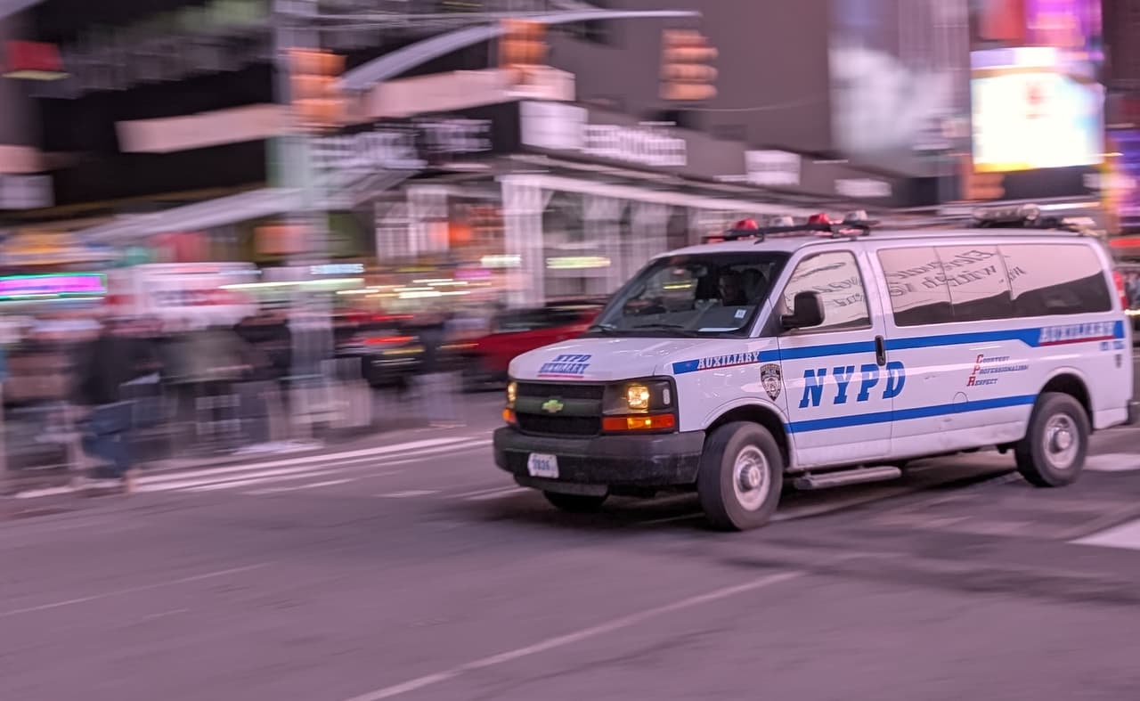 Disparan a cliente durante robo en una bodega del Bronx; NYPD busca al sospechoso