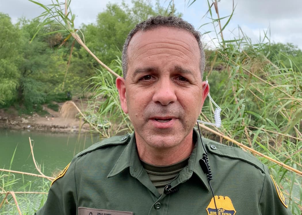 Todos los inmigrantes que cruzan de México a Estados Unidos, por territorio del Valle del Rio Grande en Texas, le han pagado a 'coyotes', según Carlos Ruíz, agente de la Patrulla Fronteriza. "Aunque lo nieguen, la experiencia nos dice que todos pagan para cruzar el río... en esta área los coyotes trabajan para el cartel del golfo".