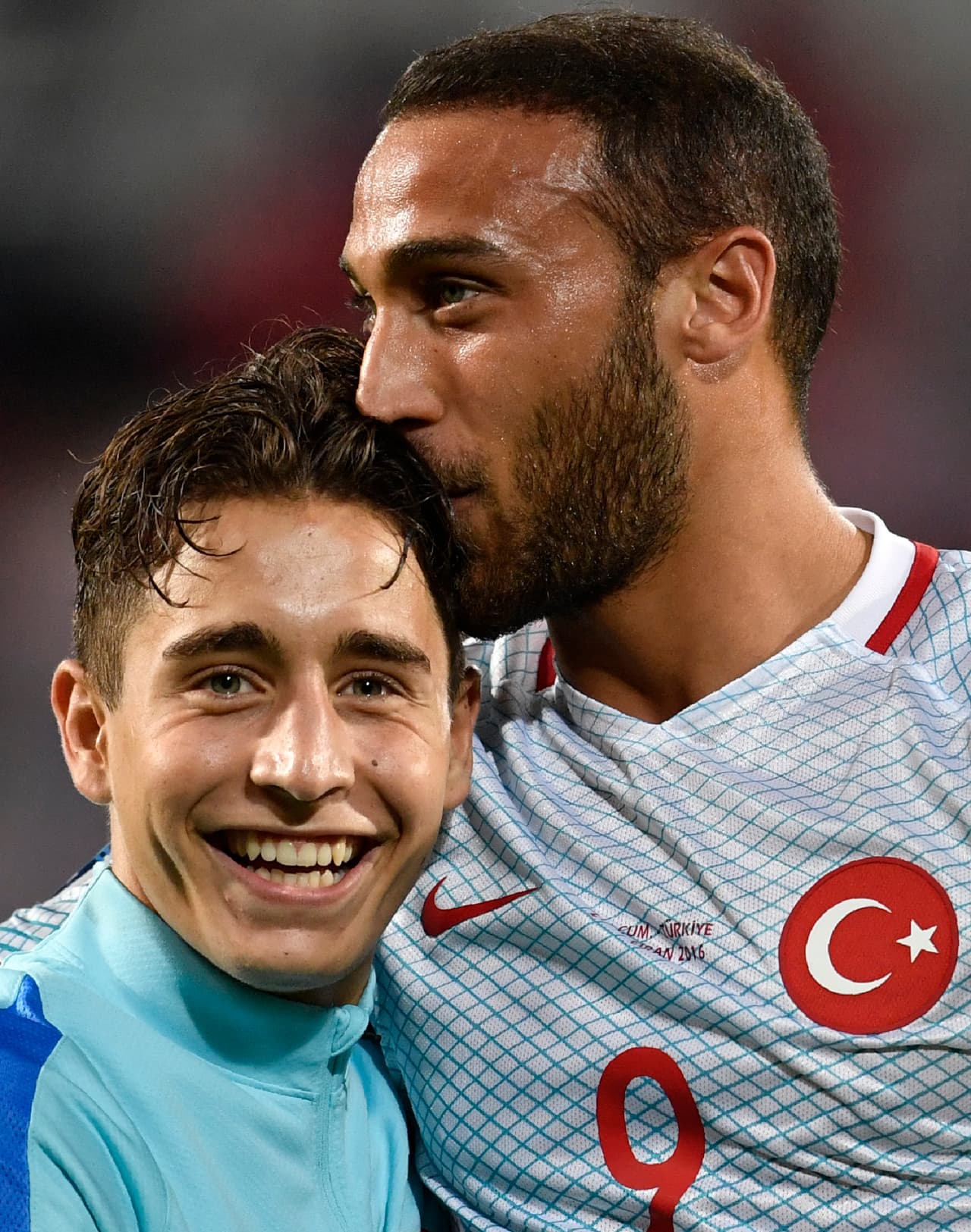 Consagrados de Turquía como el goleador Cenk Tosun lo arroparon inmediatamente.