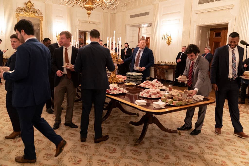 A los jugadores, sin embargo, pareció no haberles importado demasiado la 'informalidad' de la comida, al final, todo indica que comieron bien y la pasaron bien.