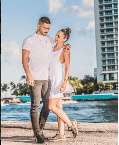 ¡Ay Maluma qué escándalo estás haciendo! Resulta que el urbano subió esta foto con su tía en la que dice que es una mamita y levantó rumores de que tiene un 'crush' con ella, OMG.