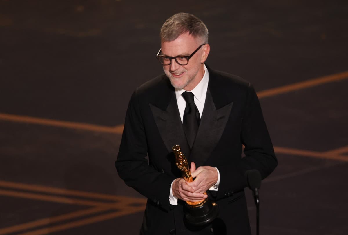 El cineasta estadounidense Paul Thomas Anderson recibe el Oscar al Mejor Guion Adaptado