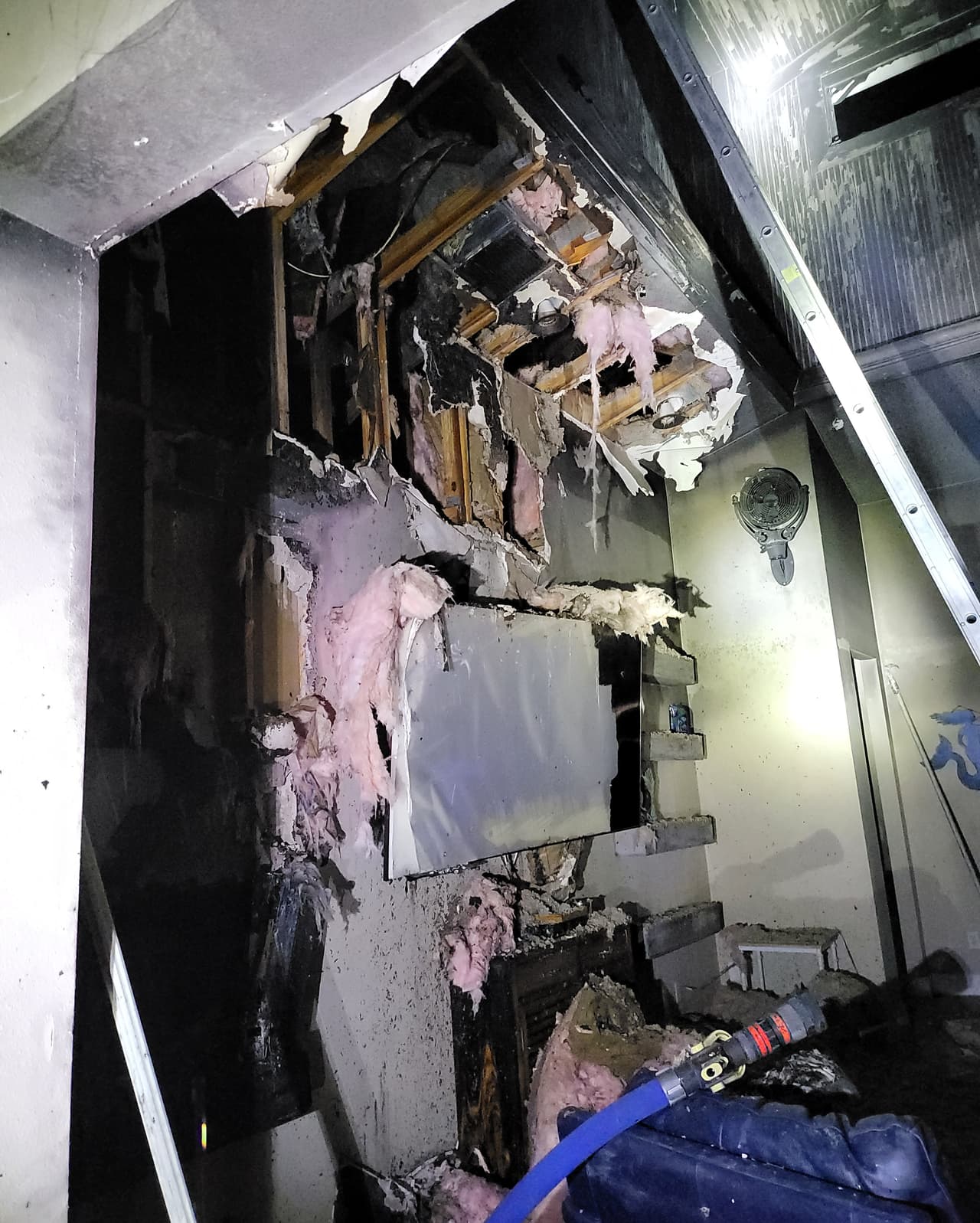 Tras llegar a la escena, los bomberos ingresaron líneas de manguera a través de
<br>la puerta principal de la casa para atacar el fuego agresivo.