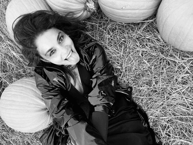 <b>Vanessa Hudgens</b>
<br>La actriz de 'High School Musical' es una apasionada del 'spooky season', es decir, la temporada relacionada con Halloween y desde hace varios años, cada que inicia octubre, todas sus imágenes de ese mes las sube en blanco y negro.