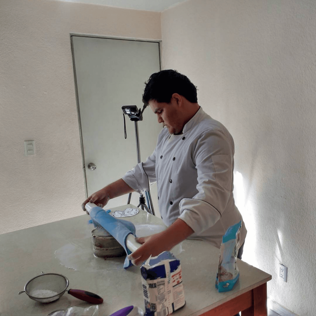 Al conocer el arte de la repostería, sintió una gran atracción y esto fue lo que lo llevó a estudiar esa carrera.