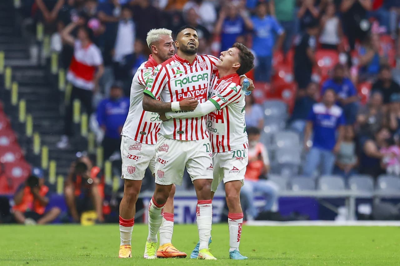 Rodrigo Aguirre igualó el marcador al 88' con un fuerte cabezazo.