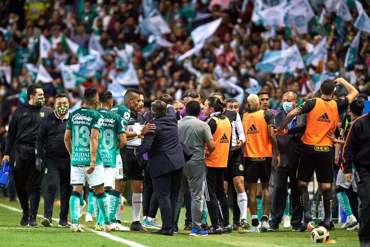 El gol de León provocó una trifulca en la banca de Tigres que dejó a dos expulsados.
