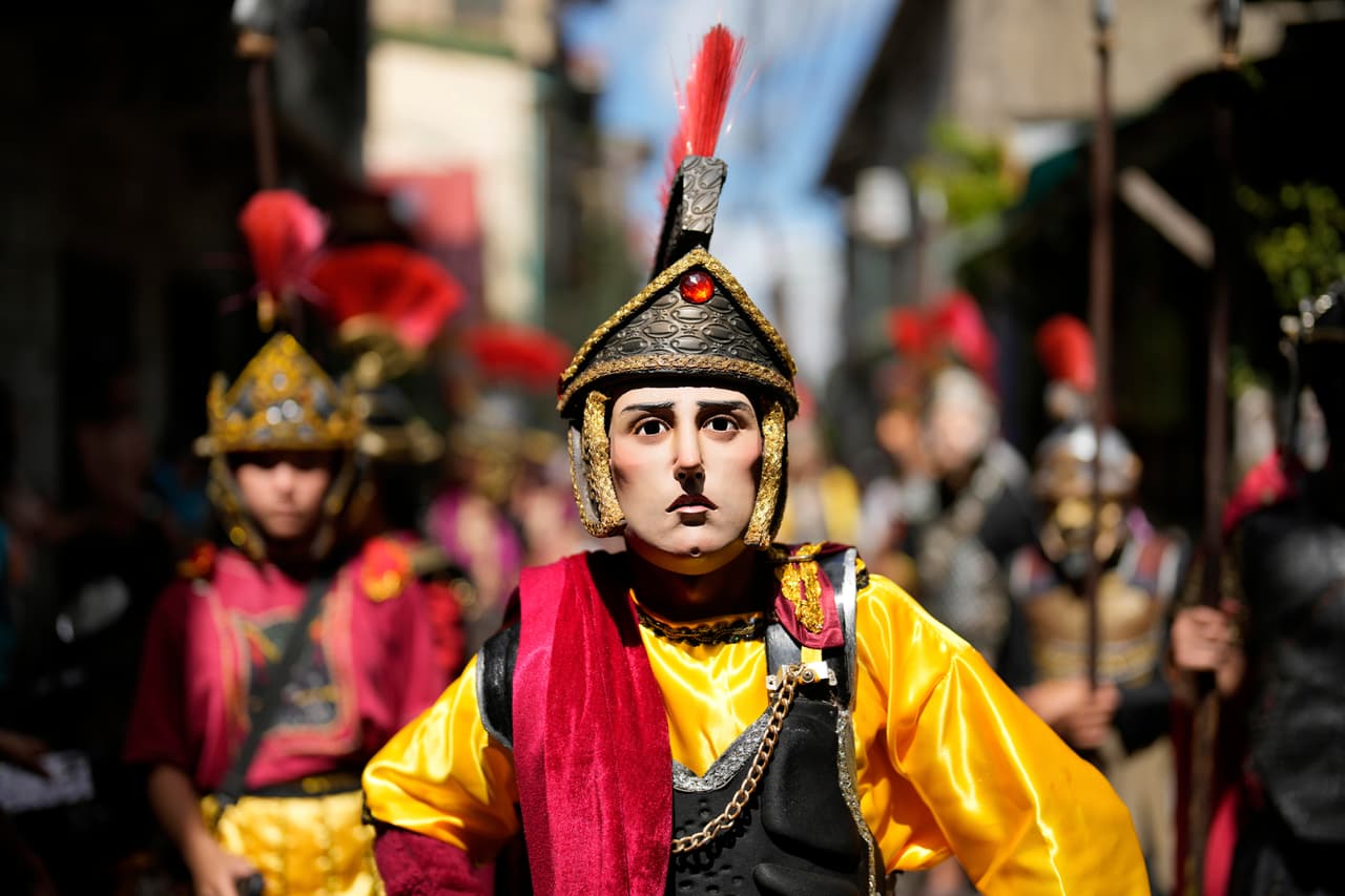 Intérpretes vestidos como soldados romanos recorren el pueblo mientras recrean la pasión y el sufrimiento de Jesucristo como parte de sus prácticas de Cuaresma, el Jueves Santo, 17 de abril de 2025, en Paete, provincia de Laguna, Filipinas.