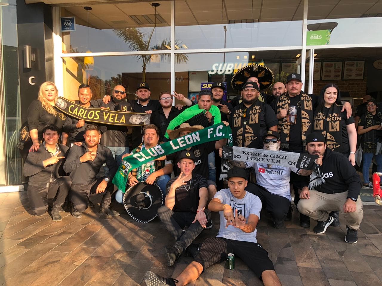 Muy prendida y animada la afición angelina, poniendo el color en León para alentar al LAFC.