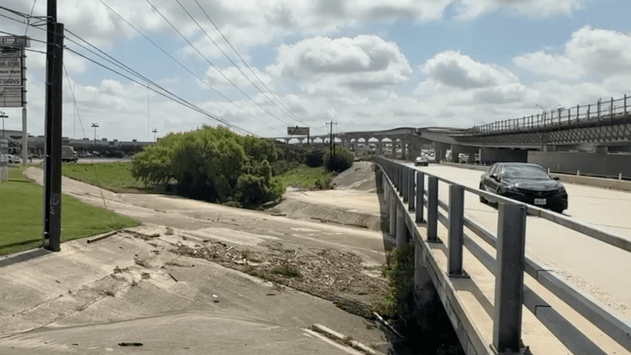 Esta fue la parte donde algunos vehículos fueron arrastrados, luego de una desviación desde más atrás por un choque.