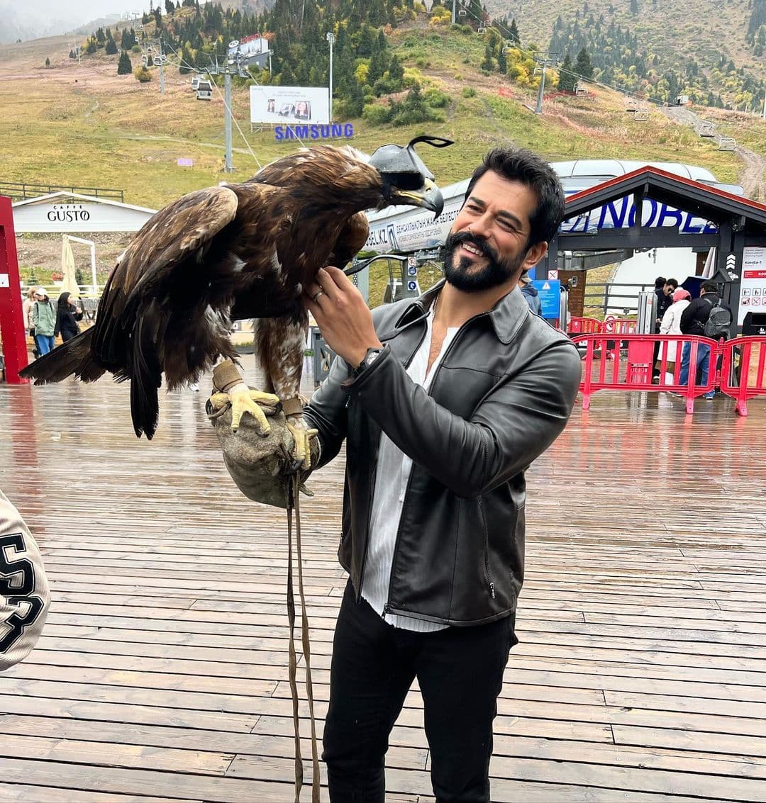 Burak Özçivit continúa con su carrera como actor y modelo.