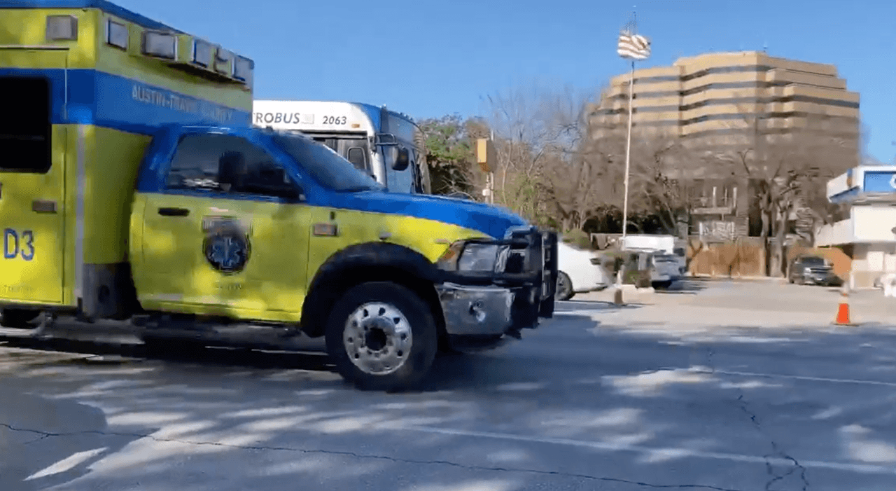 Las autoridades dijeron que creen que el apuñalamiento fue un ataque aleatorio.
<br>
<br>El ataque ocurrió en un negocio en un centro comercial de la zona.