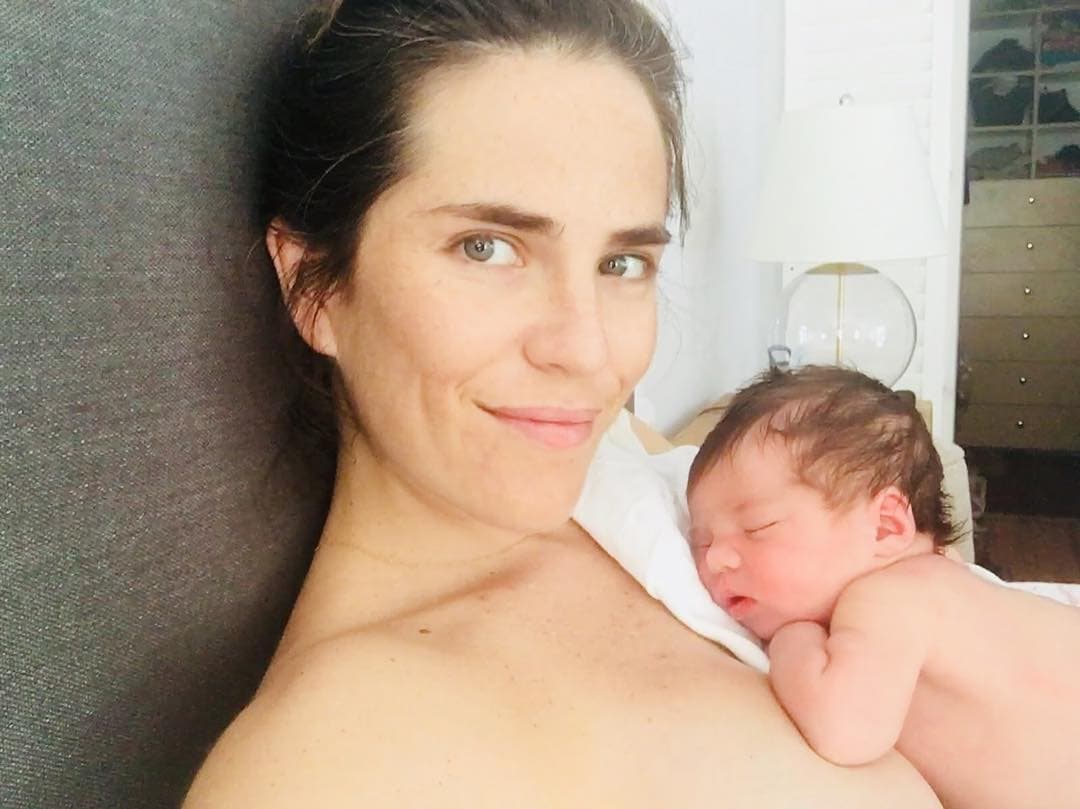 La actriz mexicana Karla Souza, quien mantuvo su embarazo lejos del ojo público y de los paparazzi, no contuvo su emoción al mostrar que se había convertido en madre de una niña a la que nombró Gianna. "Dios nos bendijo", escribió la actriz en sus redes sociales al lado de la foto de su pequeñita, el pasado 19 de abril.