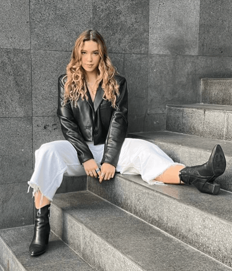 Para ocasiones más casuales, Mía Rubín suele llevar un estilo más rockero, posiblemente herencia de su padre. En este, destacan las chaquetas de cuero, botines negros y una que otra prenda más basica.