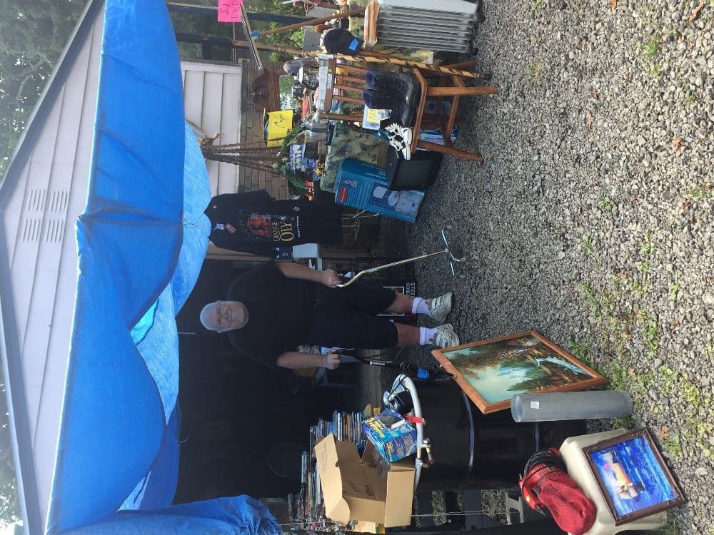 Willie Davis ha estado llevando a cabo ventas de garaje para pagar los gastos de su funeral en Brownstown, Pennysilvania.