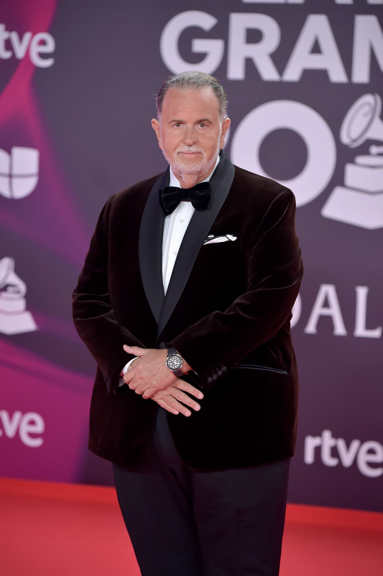 El Gordo de Molina se decidió por un saco oscuro aterciopelado.