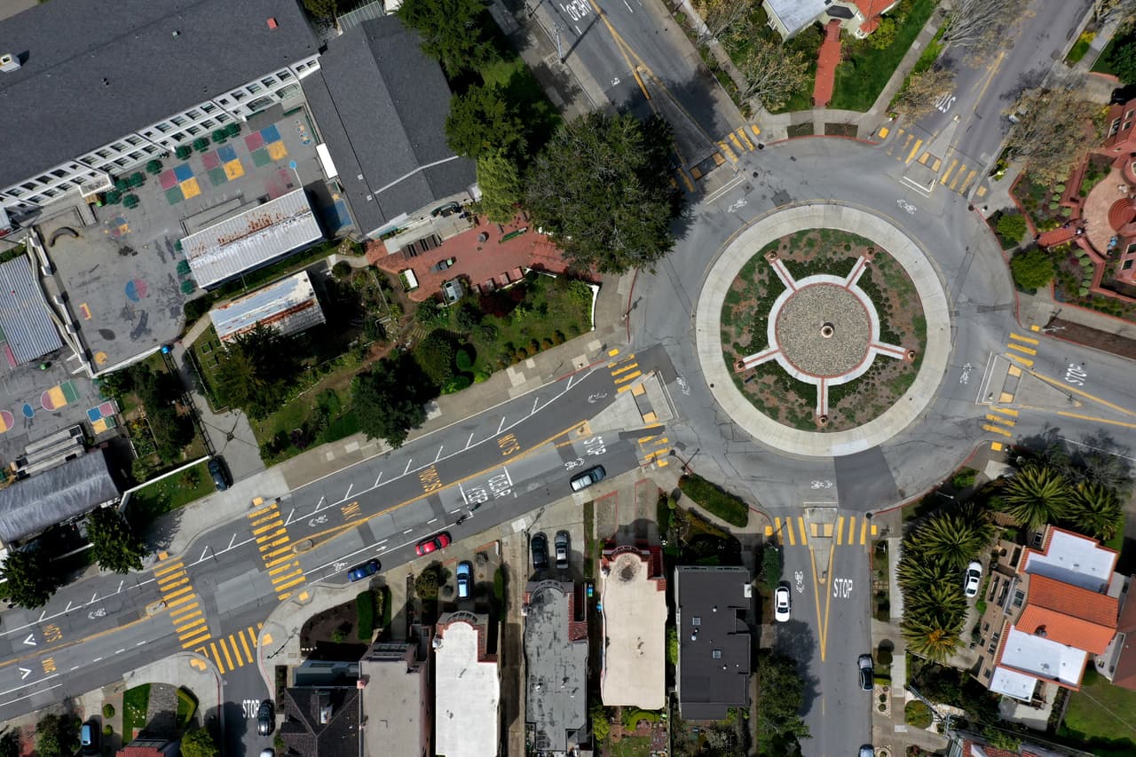 <b>Kilómetros de calles vacías.</b> La medida, que fue
<a href="https://www.univision.com/local/san-francisco-kdtv/coronavirus-mas-condados-de-california-decretan-toques-de-queda-para-casi-8-millones-de-residentes" target="_blank">anunciada hace dos semanas</a> por seis condados del Área de la Bahía y la ciudad de Berkeley, tenía vigencia al 7 de abril. Sin embargo, en un esfuerzo por no desbordar la capacidad de los hospitales en la región ante el aumento de los casos de coronavirus, las autoridades de salud decidieron ampliarla hasta el próximo 3 de mayo.