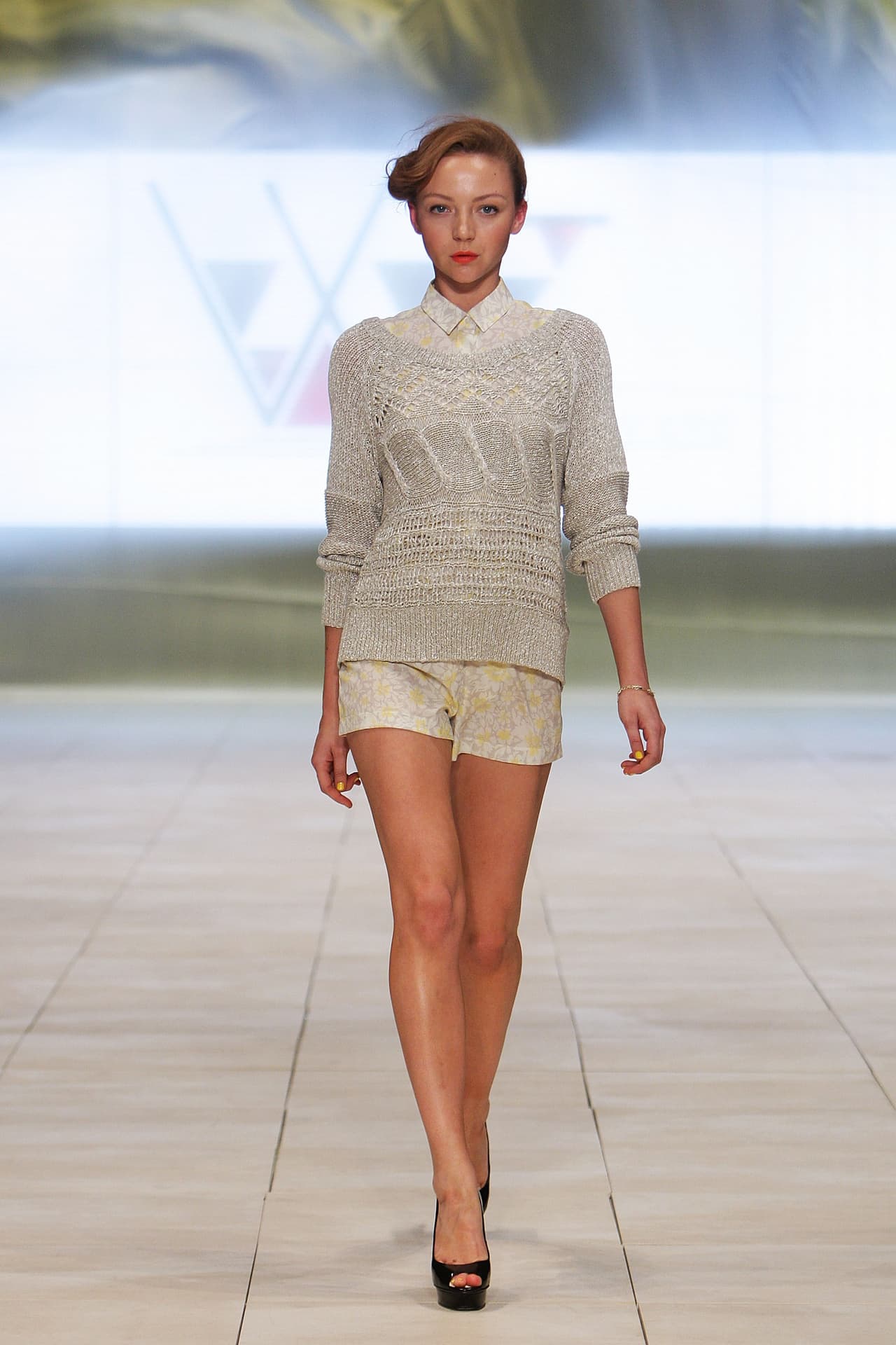 Puedes combinar prendas de otoño con algo más fresco como un 'short'.