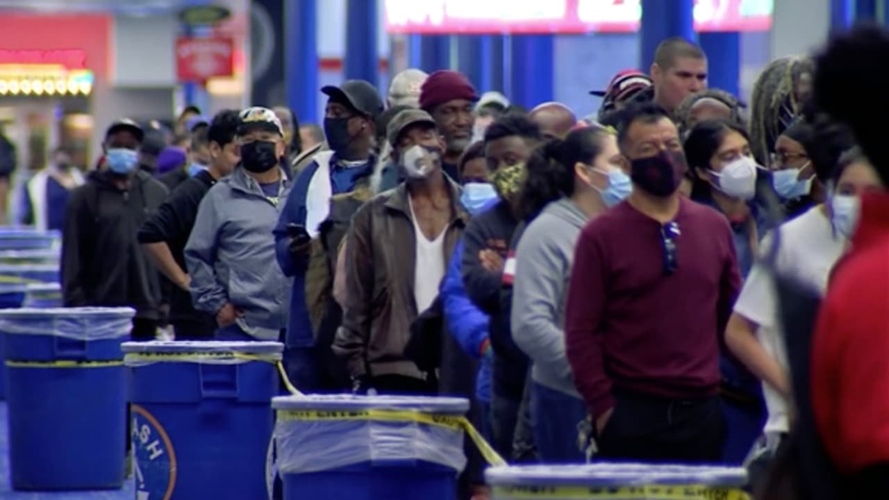 Los asistentes también tienen oportunidad de solicitar información sobre viviendas asequibles, oportunidades educativas y de empleo.