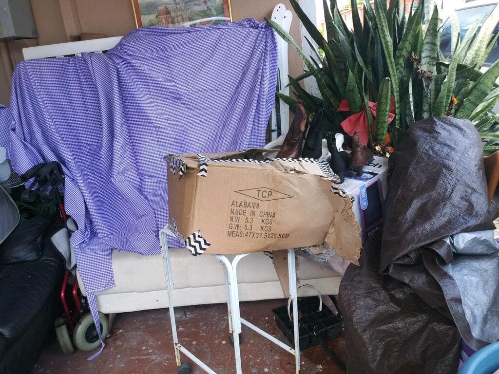 Con el cese de las precipitaciones, han puesto sus pertenencias al aire libre para tratar de recuperarlas.
<br>