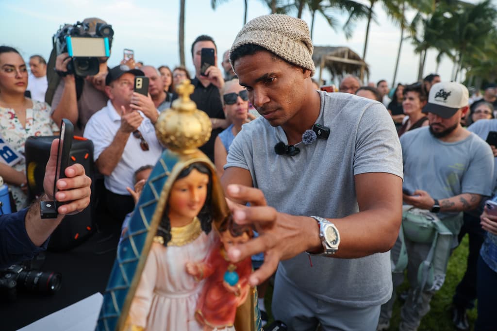 Luis Manuel Otero Alcántara realiza ofrenda a la Virgen de la Caridad del Cobre en la ermita de Miami