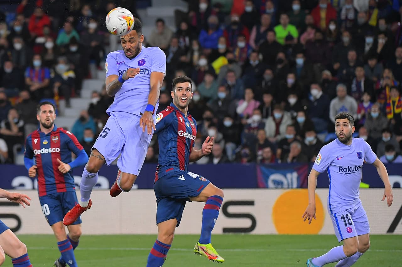 Barcelona venció al Levante con anotaciones de Pierre-Emerick Aubameyang, Pedri y Luuk de Jong; por los locales marcaron Morales y Melero, ambos por la vía del penal. Si bien anotaron dos tantos desde los 11 pasos, los granotas falllaron uno.