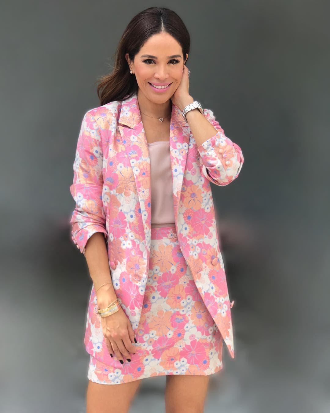 El rosa puedes usarlo para cualquier ocasión, ya sea una fiesta, para ir al trabajo o simplemente para pasar un buen día con la familia.