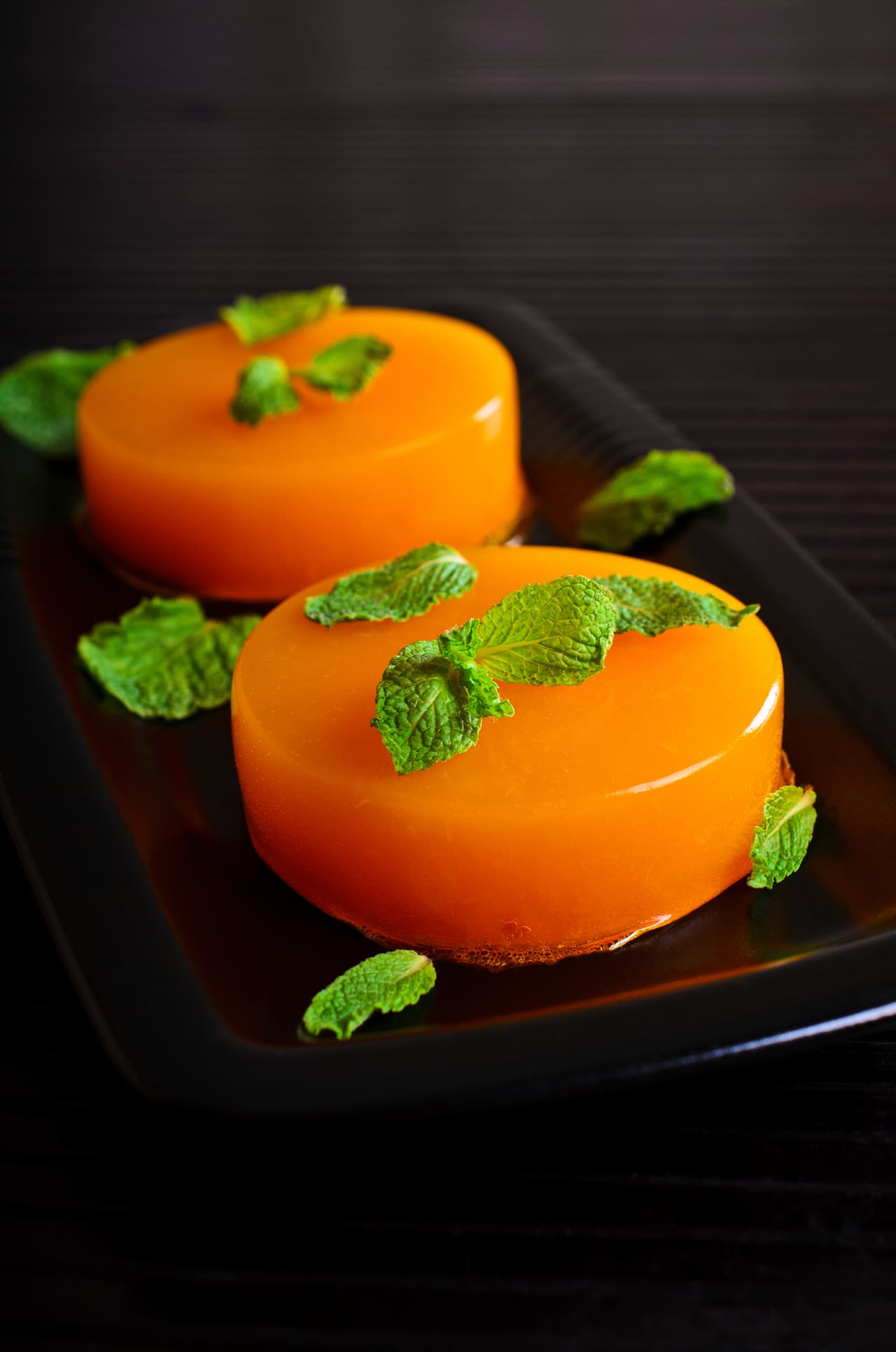 Tritura los mangos ya deshuesados y cuélalos para obtener la pulpa. Pon en una olla el agua añadiéndole el agar-agar y la canela. Deja que hierva durante dos minutos, para después mezclarlo con la pulpa de mango. Llévalo a refrigeración en un molde grande o algunos individuales si prefieres. Sirve y disfruta de este rico dulce de mango.